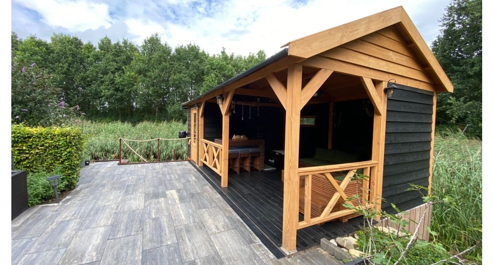 Sublime zadeldak op vlonder met staanders